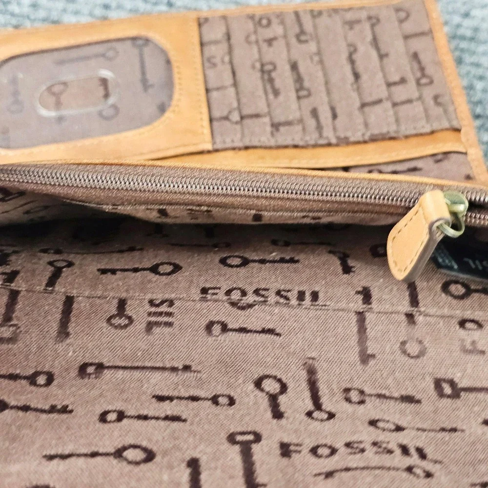 Fossil Wallet Womens One Size Brown Leather Wristlet Lock Key Print Lining